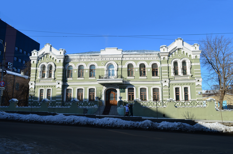 Улица Свободы 32, Богадельня Титовых)